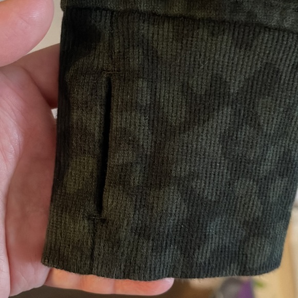 Like new Lululemon scuba hoodie size 10 in dark camo print - Picture 4 of 9